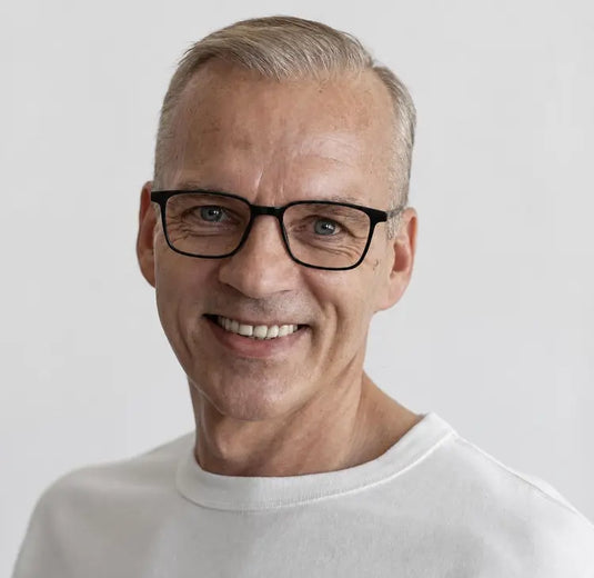 Model wearing Beaux glasses – virtual try-on