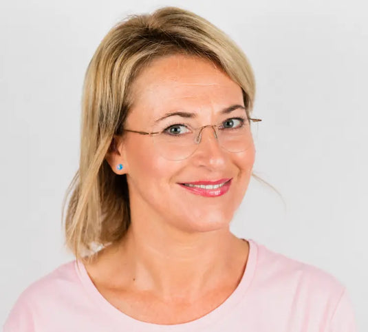 Model wearing Daisy Brown glasses – virtual try-on