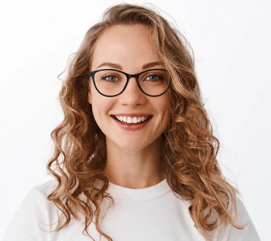 Model wearing Daryl glasses – virtual try-on