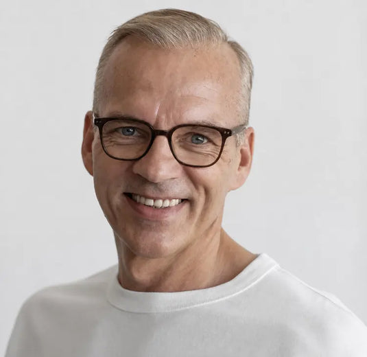 Model wearing Deal glasses – virtual try-on