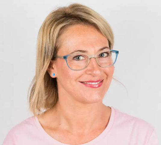 Model wearing Diana glasses – virtual try-on