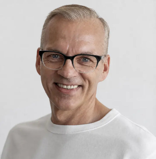 Model wearing Emerson glasses – virtual try-on