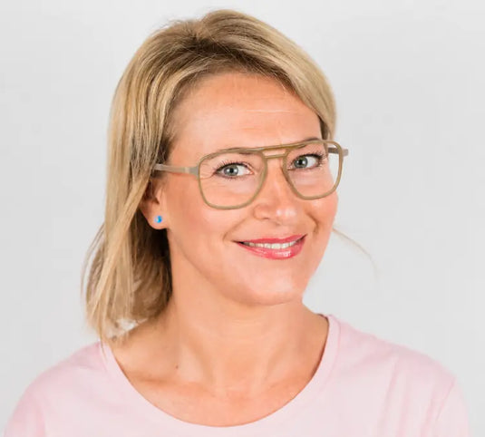 Model wearing Beatrice glasses – virtual try-on