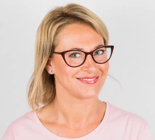 Model wearing Clare glasses – virtual try-on