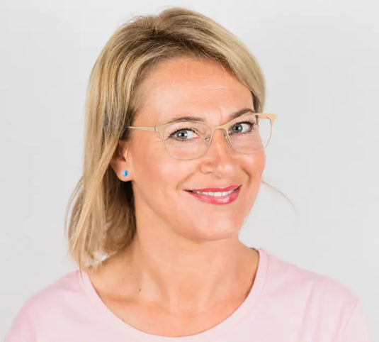 Model wearing Echo Gold glasses – virtual try-on