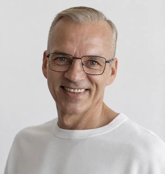 Model wearing Farrel glasses – virtual try-on