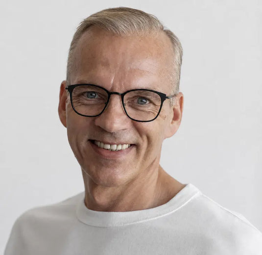 Hugh glasses virtual try-on on male model